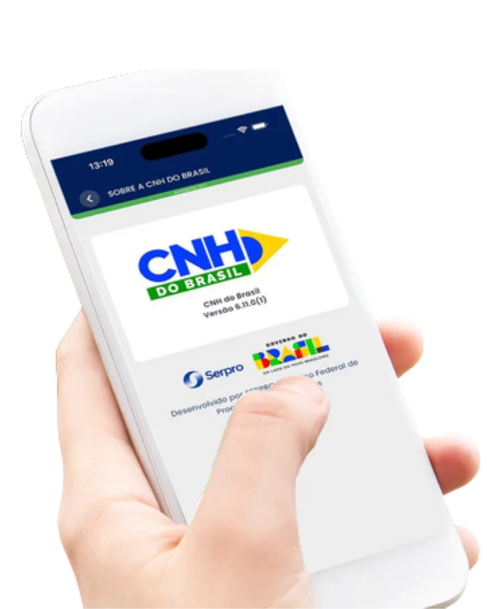 Mão segurando um celular com a tela inicial do aplicativo CNH do Brasil